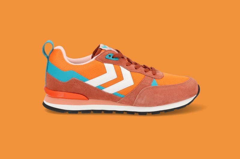 حذاء رياضي برتقالي مخطط