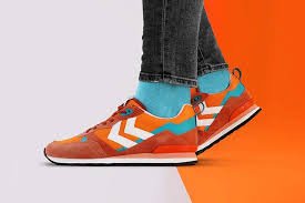 حذاء رياضي برتقالي مخطط - الصورة 2